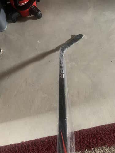 New Bauer Right Handed Vapor FlyLite Hockey Stick p92M 87 flex