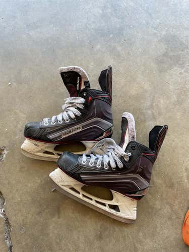 Junior 5.5 R - Bauer Vapor X600 Regular Width Hockey Skates
