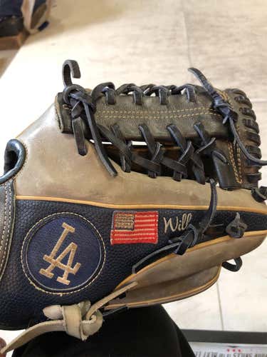 Gray Adult Right Hand Throw A2000 11.5" Baseball Glove