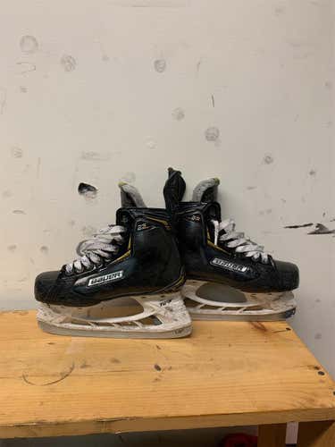 Junior Bauer Supreme 2S Size 5 Hockey Skates