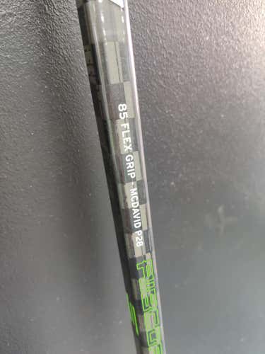 New Senior CCM RibCor Trigger 4 Pro P28 McDavid RH 85 Flex Grip Hockey Stick