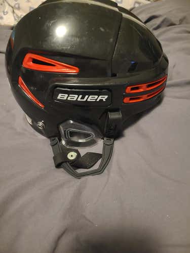 New Medium Bauer Re-Akt 75 Helmet