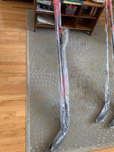 Left Bauer Vapor FlyLite 77 Flex P28 Hockey Stick