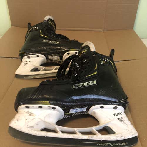 Junior Bauer 2s pro Regular Width  Size 4.5 Hockey Skates