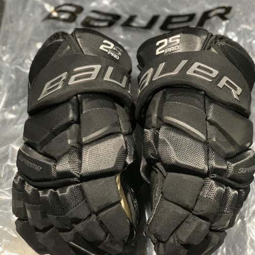 Black Senior Bauer Supreme 2S Pro 13" Gloves