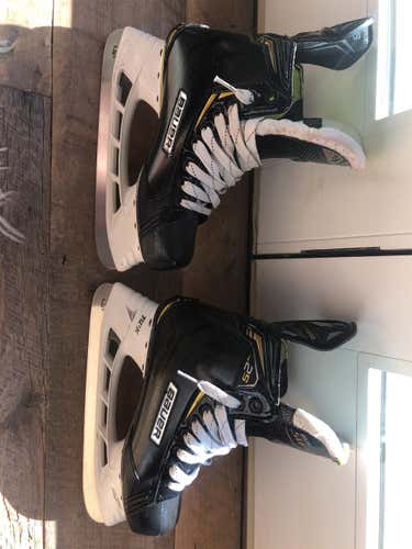Barely Used Bauer Supreme 2S Regular Width  Size 6.5 Hockey Skates