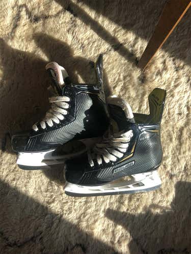 Senior Bauer Supreme elite Regular Width  Size 5 Hockey Skates
