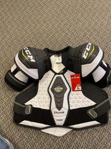 Senior Large CCM Tacks 4052 Shoulder Pads