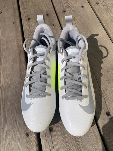White New Unisex Size 6.0Y (women's 7.5, men's 6.5, 38.5 Eur) Unworn Cleats Nike
