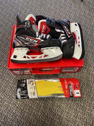 Junior CCM JetSpeed FT2 Regular Width  Size 5 Hockey Skates