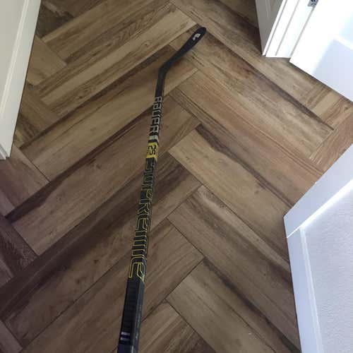 Senior Right Handed Supreme 2S Pro Mid Pattern  Hockey Stick