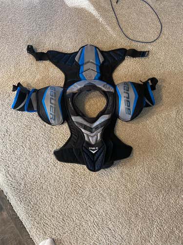 Senior Medium Bauer Supreme One.8  Shoulder Pads