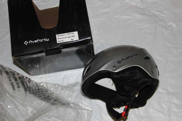 NEW  540 ski snowboard Helmet winter sports  NEW Medium  helmet