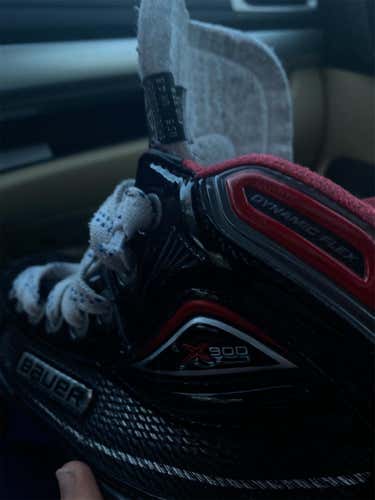 Junior Bauer Vapor X700 Regular Width  Size 4 Hockey Goalie Skates