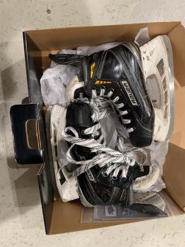 Youth Bauer Supreme 190 Regular Width Size 1.5 Hockey Skates with Box