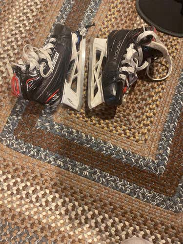 Junior Bauer Vapor X700 Regular Width Size 3.5 Hockey Goalie Skates