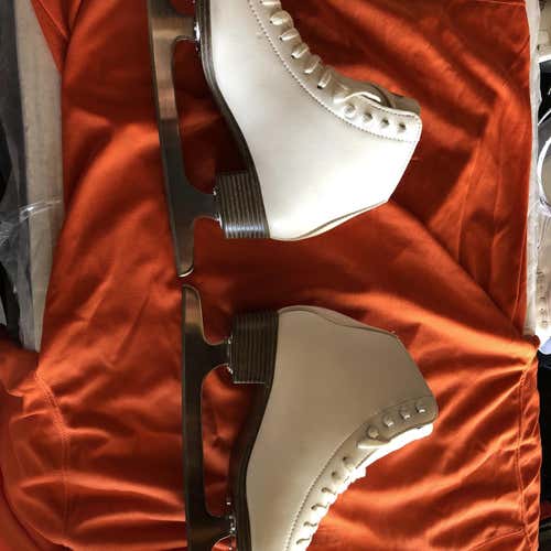 White New Riedell Size 8 Figure Skates