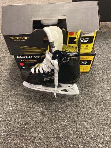 Junior Bauer Supreme S29 Regular Width Hockey Skates