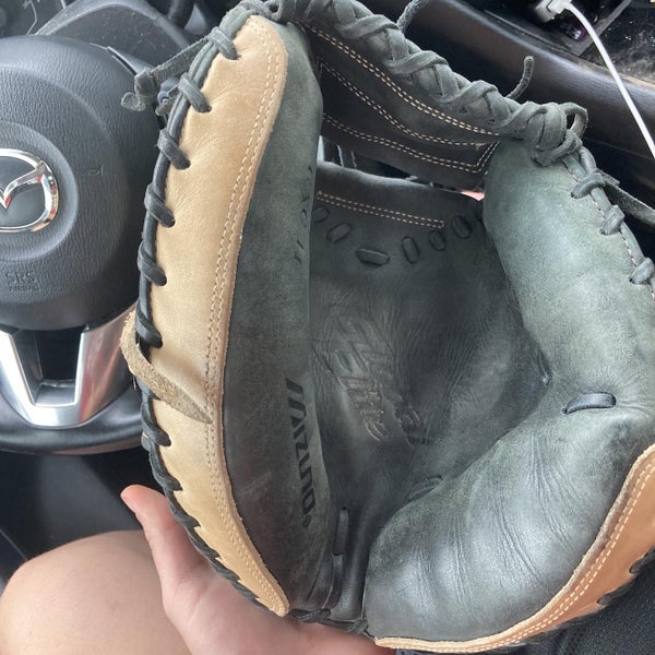 High School/College Right Hand Throw 32.5" Catcher's Glove