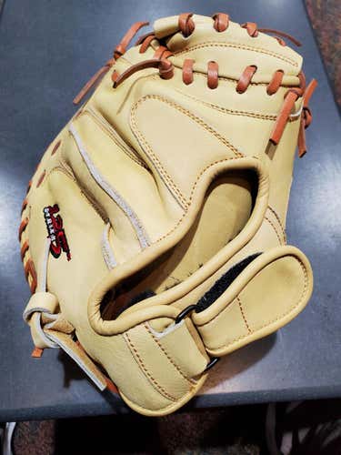 New Louisville Slugger Right Hand Throw 125 Series Catcher's Glove 33.5"