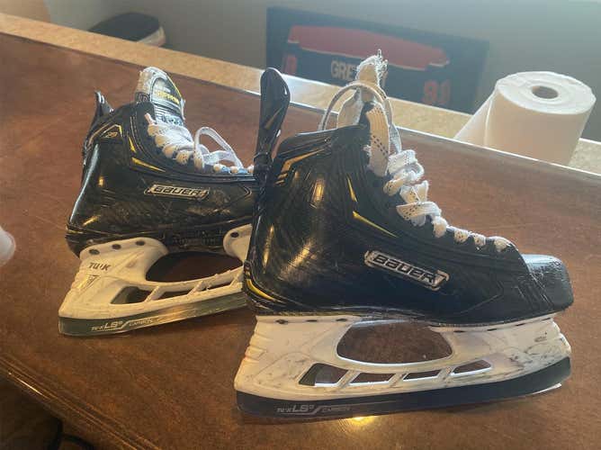 Junior Bauer Supreme 2S Pro Regular Width Size 5.5 Hockey Skates
