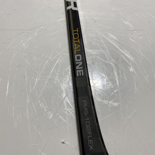 Bauer TotalOne Senior Hockey Stick RH PM9 100 Flex