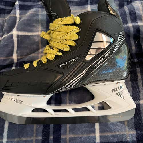 Senior True Pro Custom Regular Width  Size 9.5 Hockey Skates