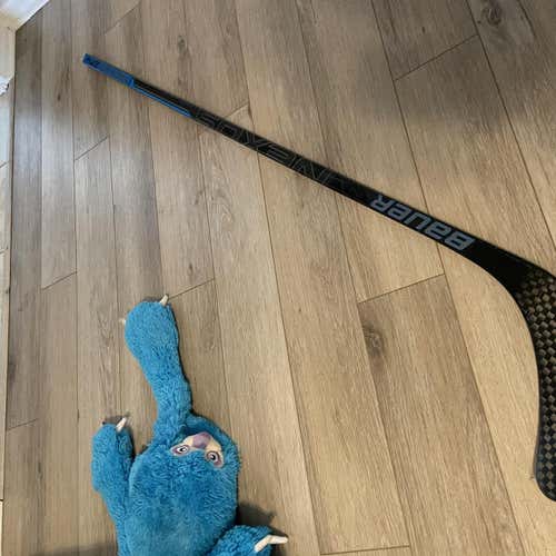 Senior Right Handed Nexus 2N Mid Pattern Hockey Stick