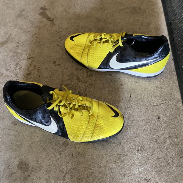 Men's Size 10 (Women's 11) Nike Cleats