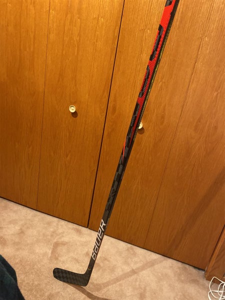 Senior Right Handed Vapor FlyLite Mid Pattern Hockey Stick