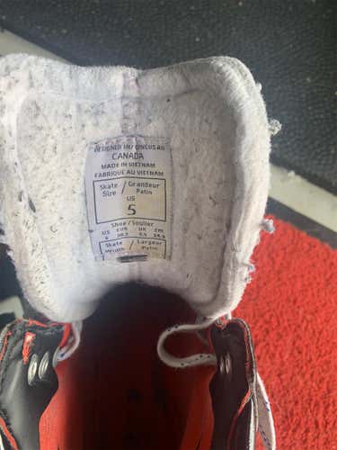 Junior CCM JetSpeed FT490 Regular Width  Size 5 Hockey Skates