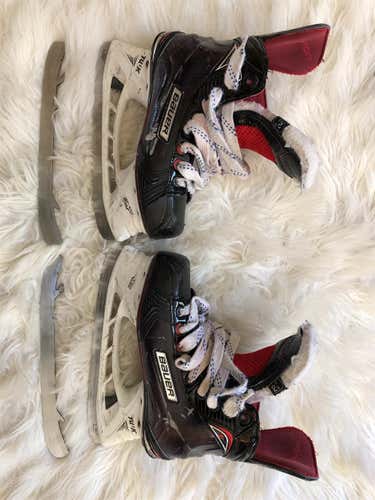 Junior Bauer Vapor X800 Regular Width  Size 2.5 Hockey Skates