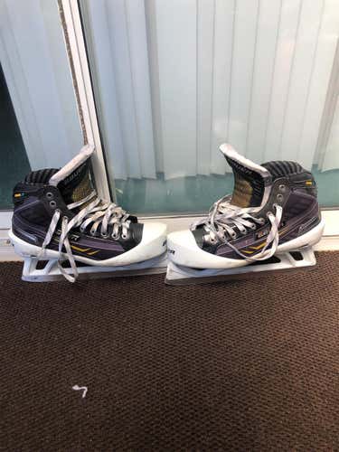 Senior Bauer Regular Width Size 9.5 Hockey Goalie Skates