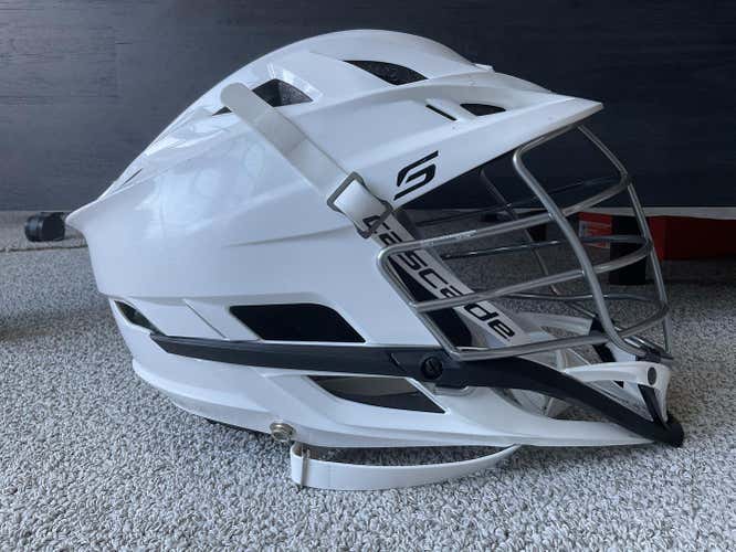 White Used Cascade S Helmet in excellent condition. Only used 1 season - no high school games.