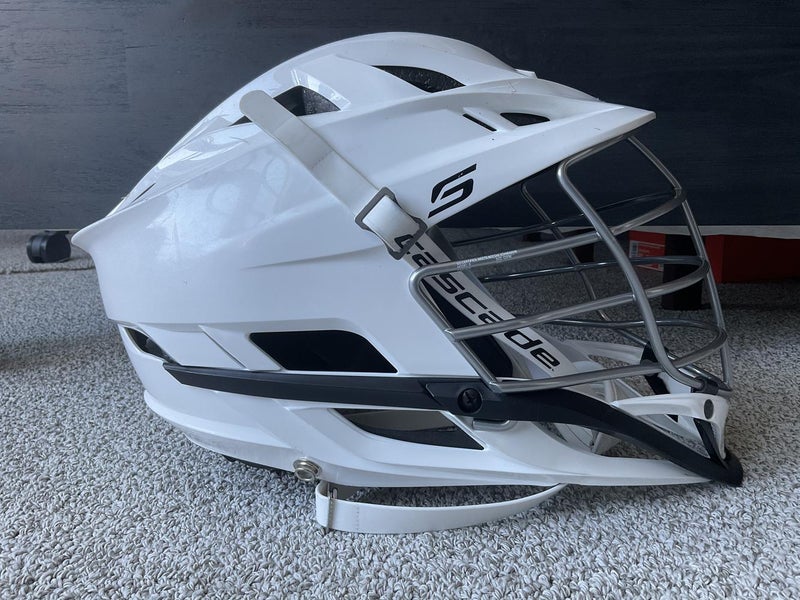 White Used Cascade S Helmet in excellent condition. Only used 1 season - no high school games.