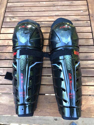 Senior CCM QuickLite Edge Shin Pads