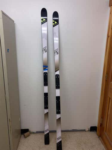 Race Room 204 SG Skis