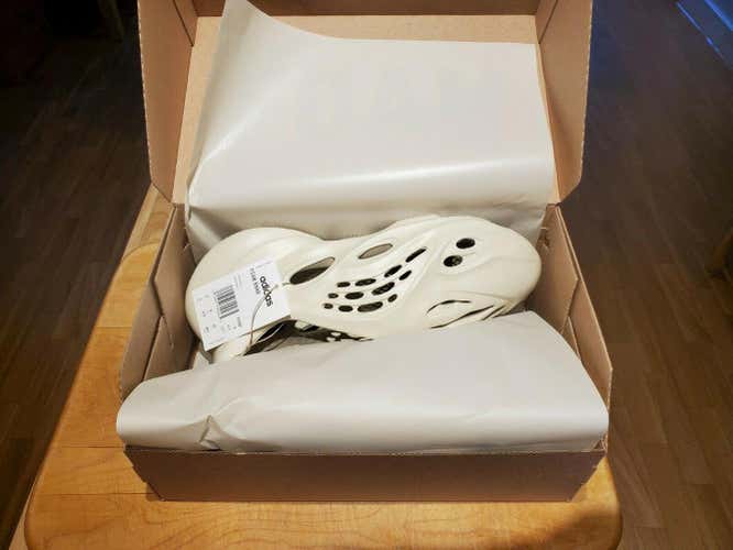 New Adult Adidas YEEZY FOAM RUNNER SAND size 9 US 100% Authentic 350