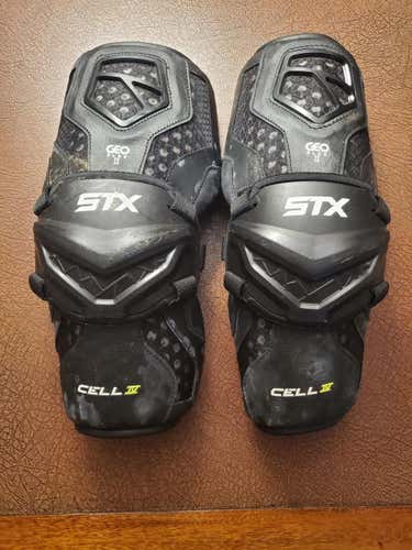 Used Medium STX Cell IV Arm Pads Black