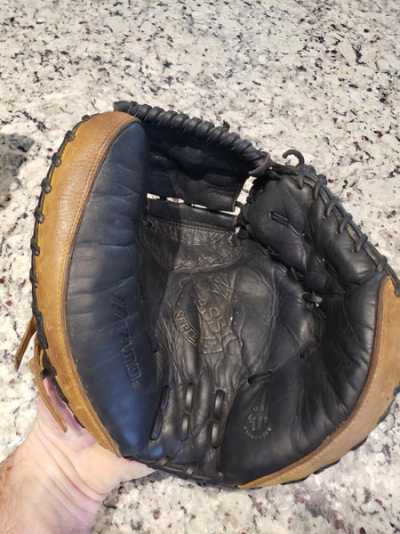 Mizuno "The Classic Series" Right Hand Throw Catcher's Mitt 31.5"