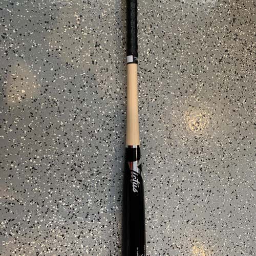 Used Wood Victus V-Cut Hard Maple 32" Bat With Bat Grip