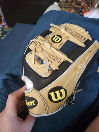 Brown New High School/College Wilson Right Hand Throw Infield A2000 Baseball Glove 11.5"