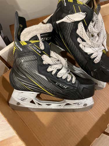 Junior CCM Tacks 4092 Regular Width  Size 4 Hockey Skates