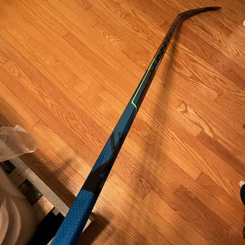 Senior Left Hand Nexus Geo Mid Pattern Hockey Stick
