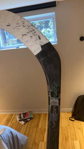 Intermediate Right Handed Vapor ADV Mid Pattern  Hockey Stick