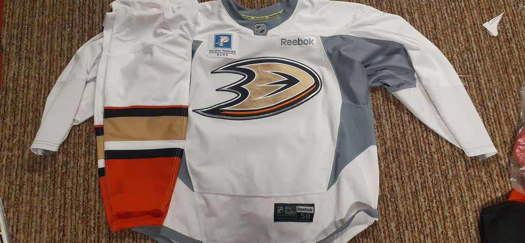 Anaheim Ducks Size 58 Reebok Practice Jersey Pro Stock w/game socks (L)