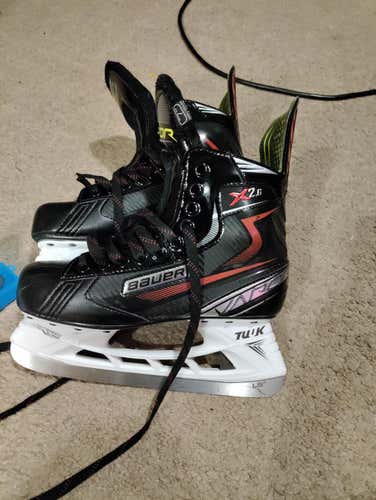 Used Senior Bauer Vapor X2.6 Hockey Skates Regular Width Size 7