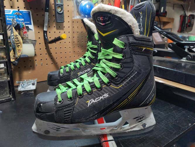 Used Junior CCM Tacks Hockey Skates Regular Width Size 5.5