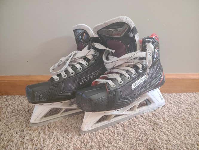 Used Junior Bauer vapor x900 Hockey Goalie Skates Regular Width Size 5.5
