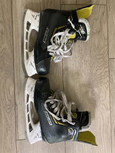 Junior Bauer Supreme S27 Regular Width Size 5 Hockey Skates